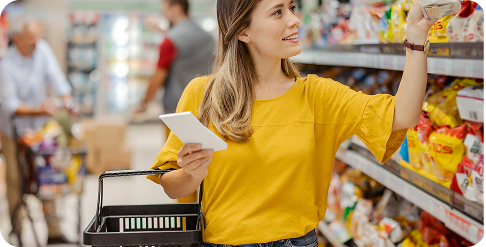 Mujer comprando en supermercado